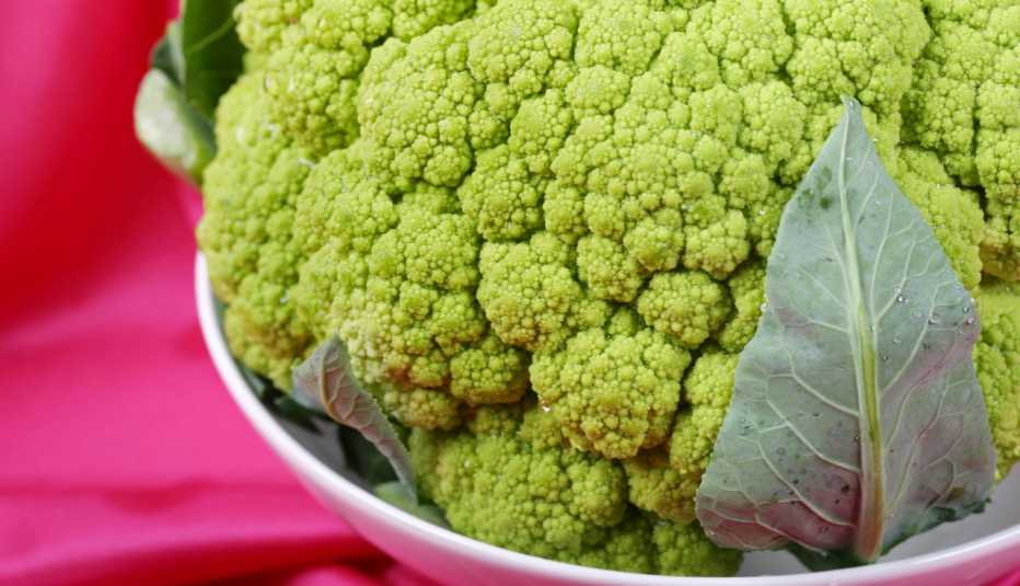Broccoflower en un plato hondo Broccoflower en un plato hondo
