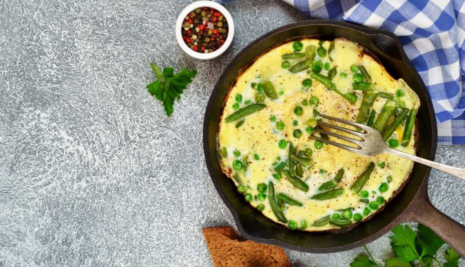 Huevos y vegetales en una sartén Huevos y vegetales en una sartén