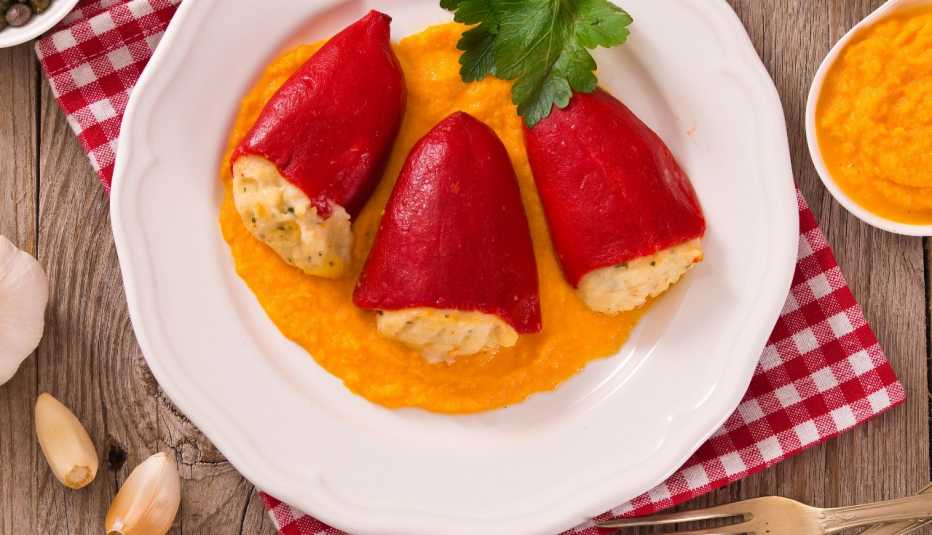 Pimientos rellenos en un plato