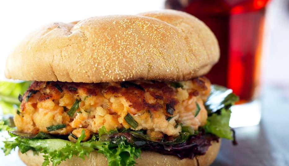 Hamburguesas de salmón con salsa rosa