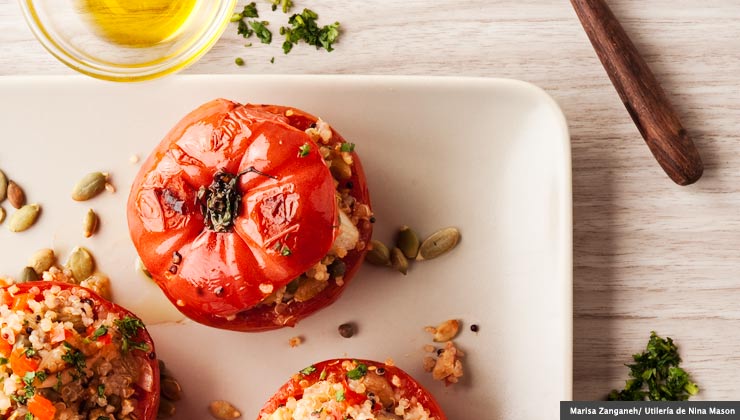 Tomates rellenos de quinoa con pasas y cebollitas Tomates rellenos