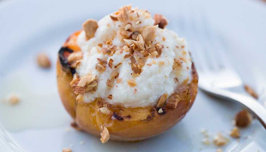 Duraznos a la parrilla con ricotta