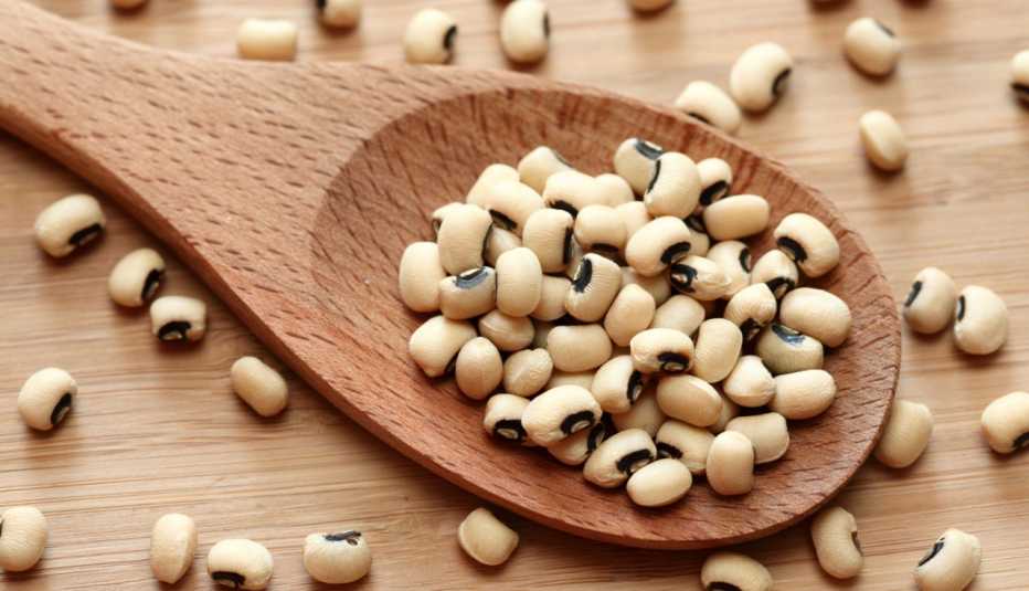 Frijoles carita en una cuchara de madera Frijoles carita en una cuchara de madera