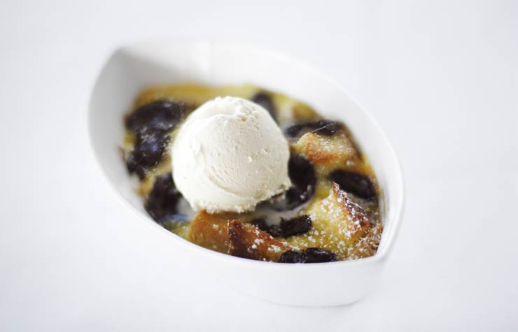 Budín de pan servido con helado, receta del chef Michelle Bernstein