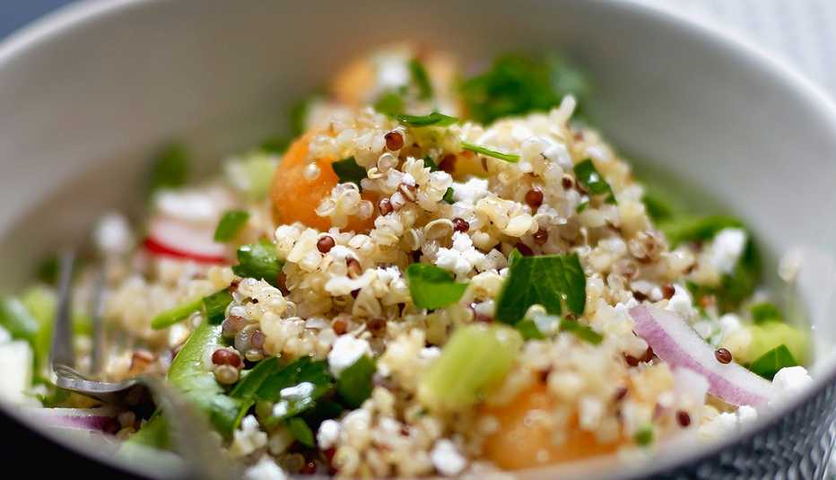 Traditional ensalada del Medio Oriente Tabouleh con quinoa, tomates y cebollas