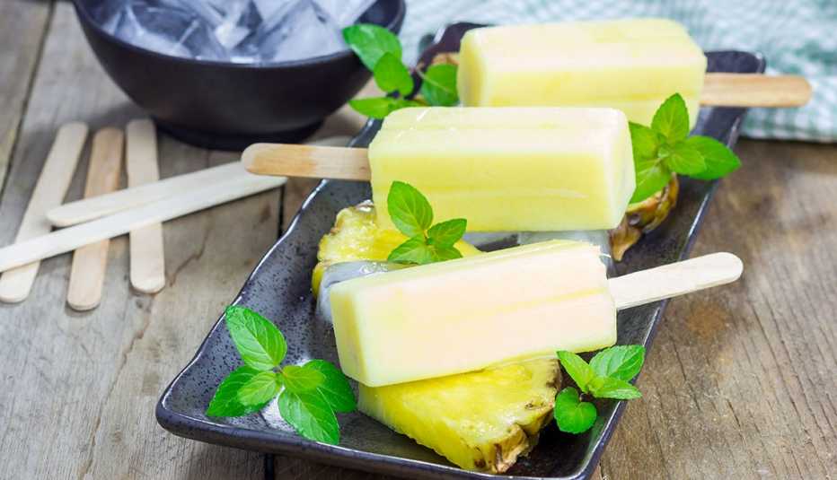 Paletas heladas de piña y chipotle