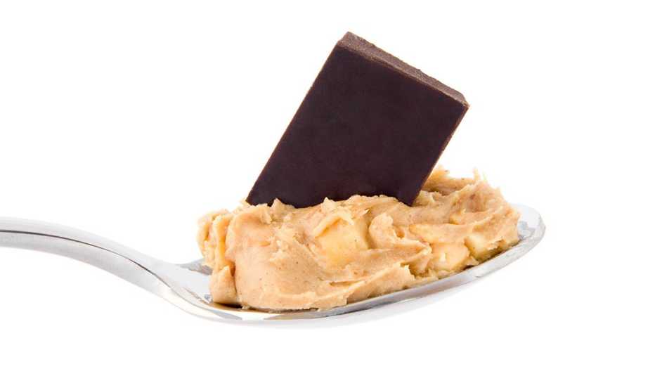 Chocolate y mantequilla de maní en una cuchara