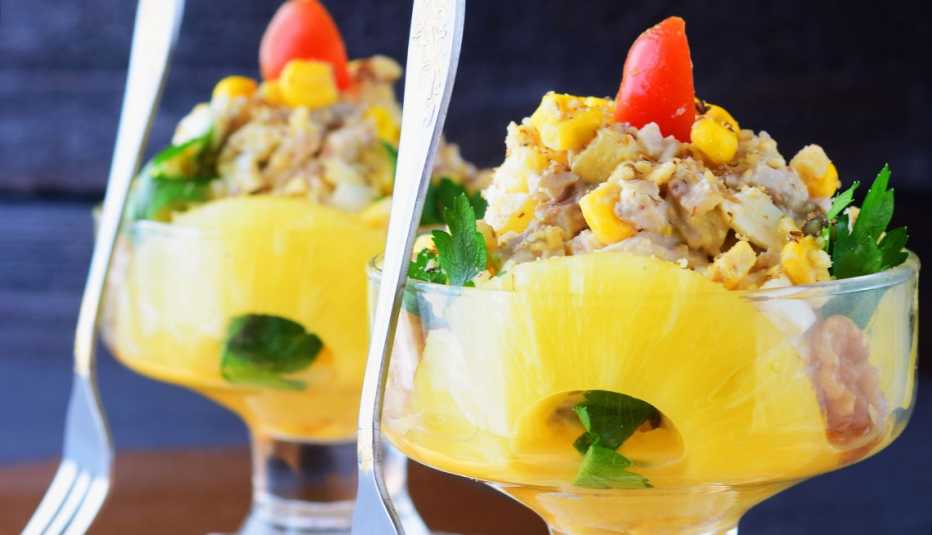 Ensalada de pollo con piña y nueces 