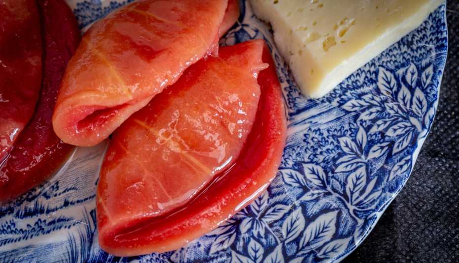 Cascos de guayaba y queso en un plato