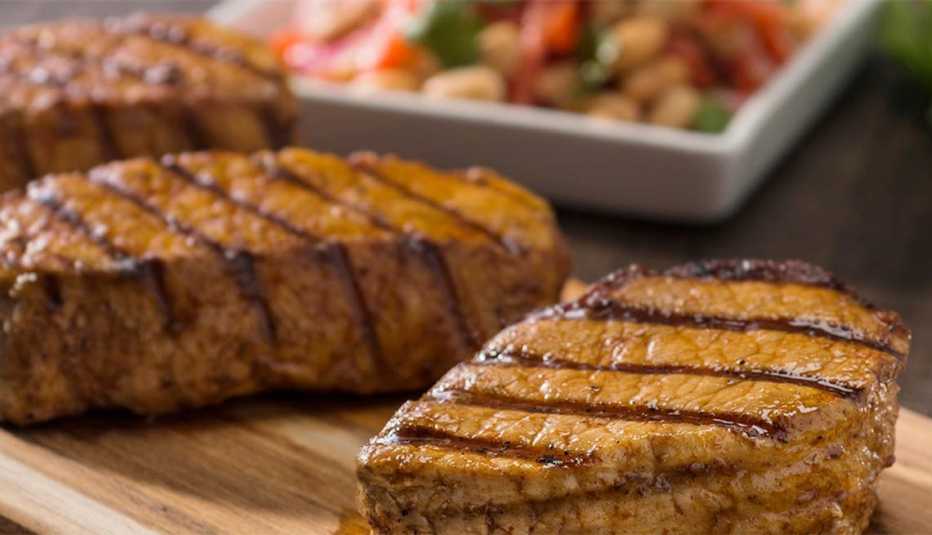 Chuletas salpicadas con adobo de ají panca