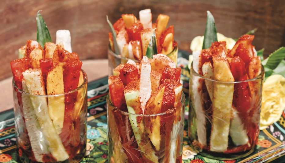 Copas de frutas frescas con chamoy y tajín