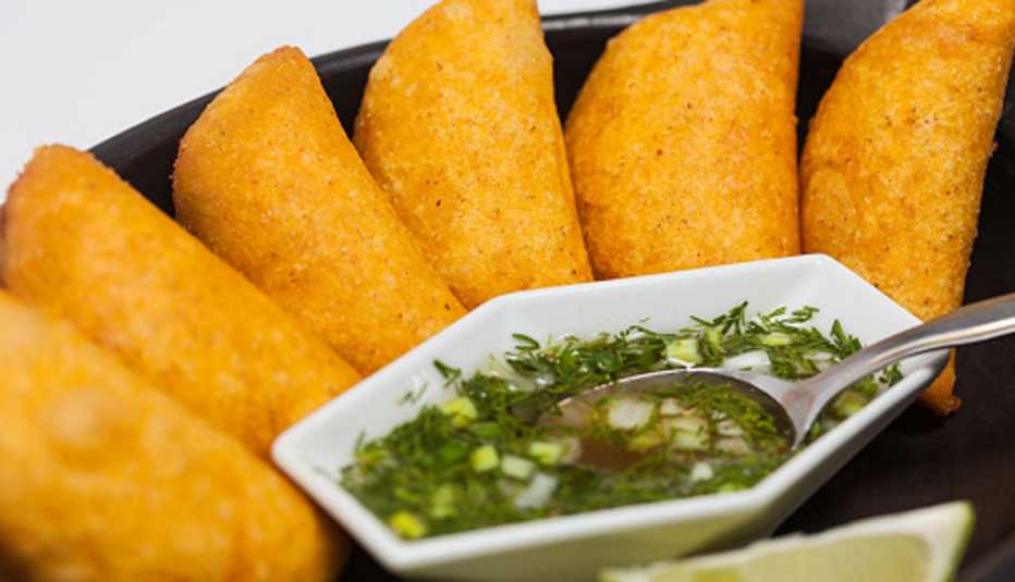 Empanadas colombianas servidas en un plato. Empanadas colombianas servidas en un plato.