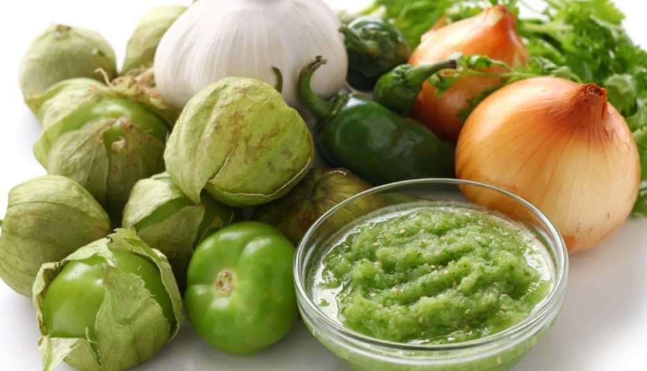 Ingredientes para hacer la salsa verde Ingredientes para hacer la salsa verde
