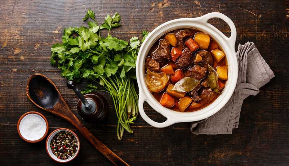 Plato de estofado con carne y verduras sobre una mesa