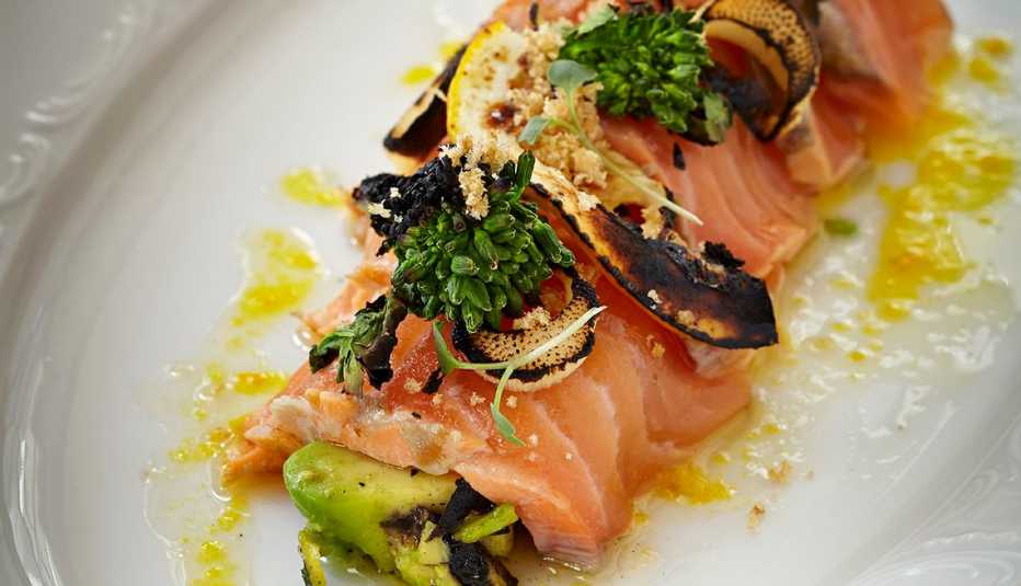 Salmón crudo.