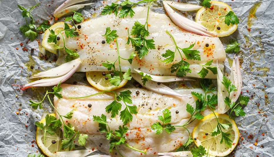 Bacalao con limón listo para ser horneado