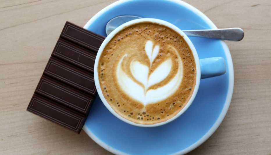 Chocolate oscuro y una taza de café