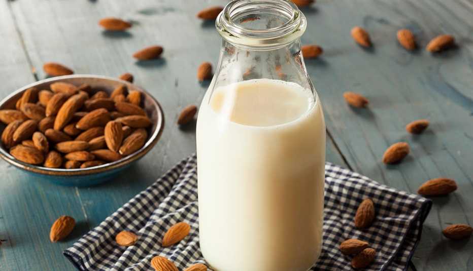 Recipiente con leche de almendras