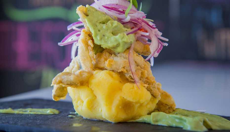 Causa de pejerrey rebozado 
