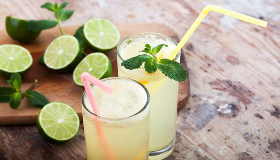 Dos vasos de limonada con menta