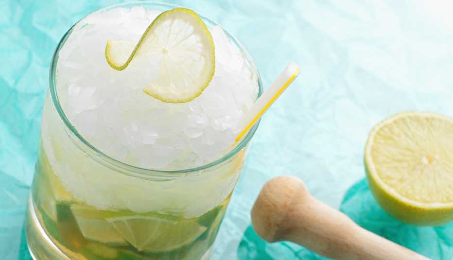Caipirinha servida en un vaso