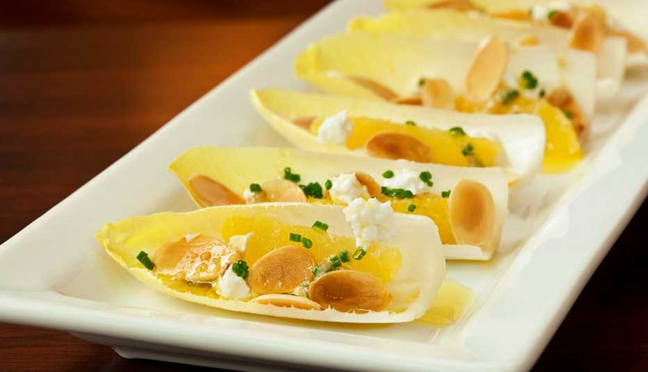 Endives de queso de cabra, naranjas y almendras Endives de queso de cabra, naranjas y almendras