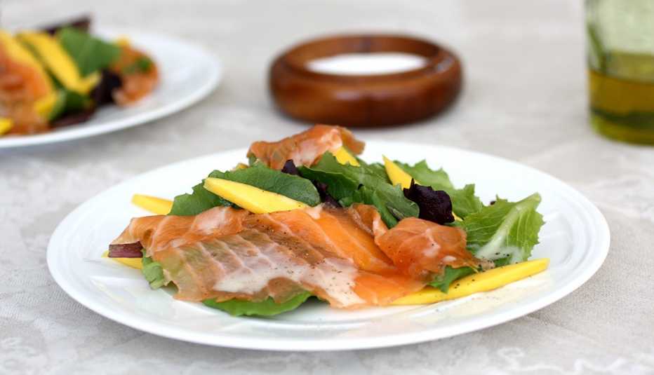 Ensalada de Salmón, Arugula y Mango 