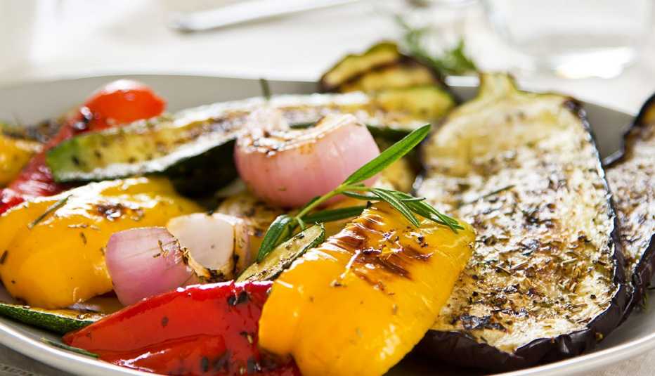 Ensalada de cebollas, zucchini y berengena
