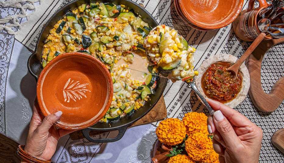 Persona sirve comida en un plato pequeño