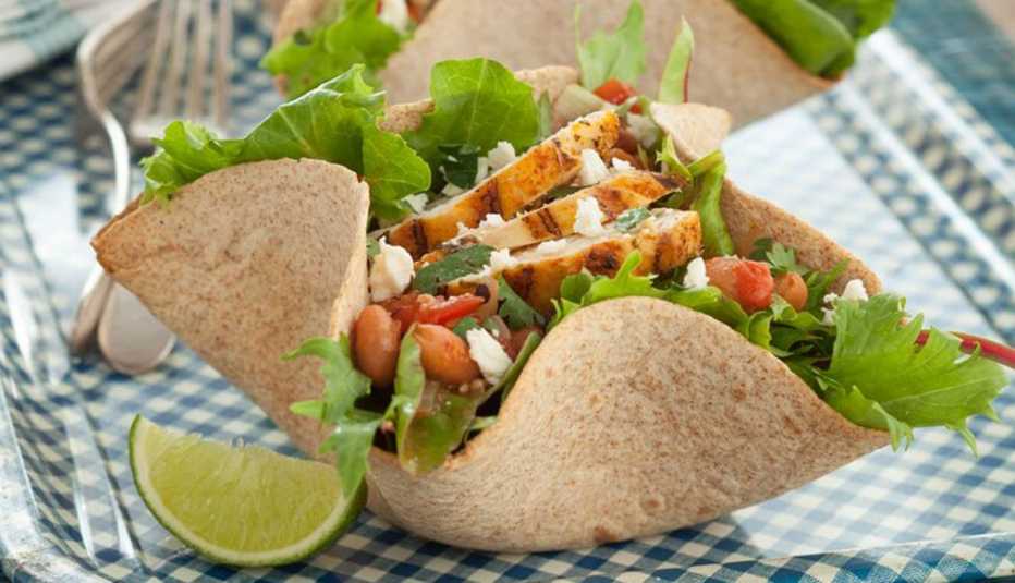 Ensalada de pollo en tortilla