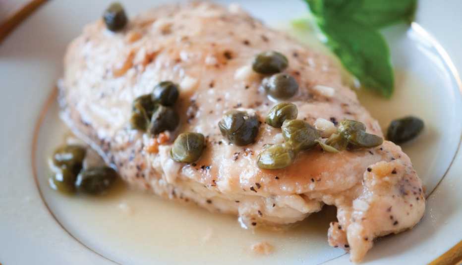 Pechuga de pollo servida en un plato