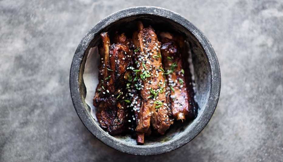 Costillas asiáticas con una salsa de azúcar morena, soya y jengibre