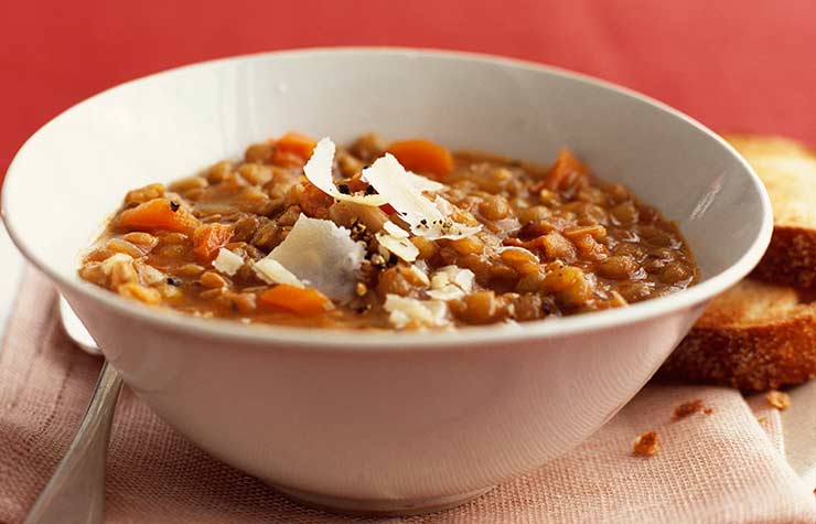 Sopa de lentejas con castañas y queso parmesano 