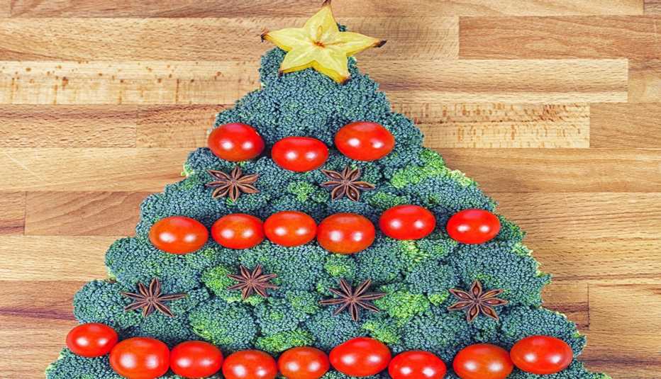 Árbol de Navidad hecho de brócoli y coliflor Árbol de Navidad hecho de brócoli y coliflor