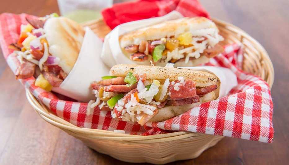 Arepas de jamón con ensalada de piña y jícama Arepas de jamón con ensalada de piña y jícama