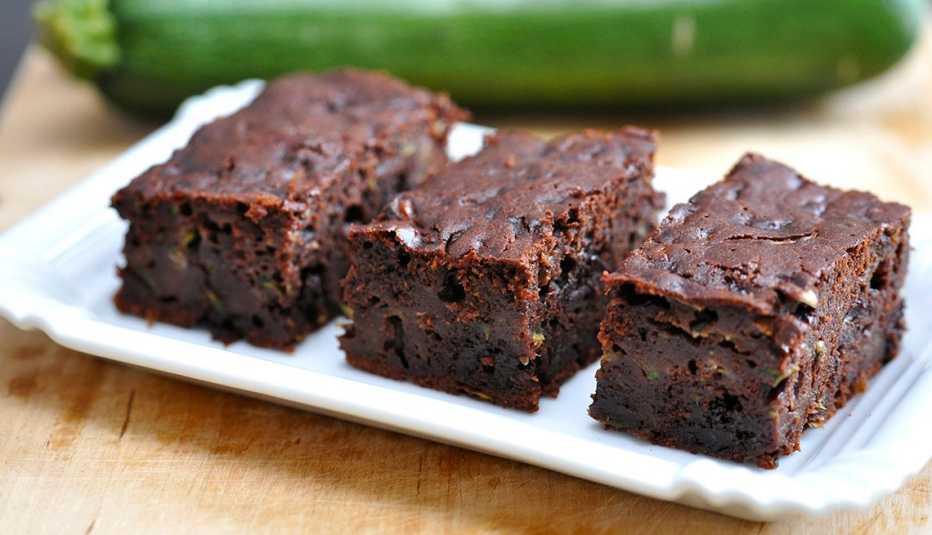 Brownies servidos en un plato Brownies servidos en un plato