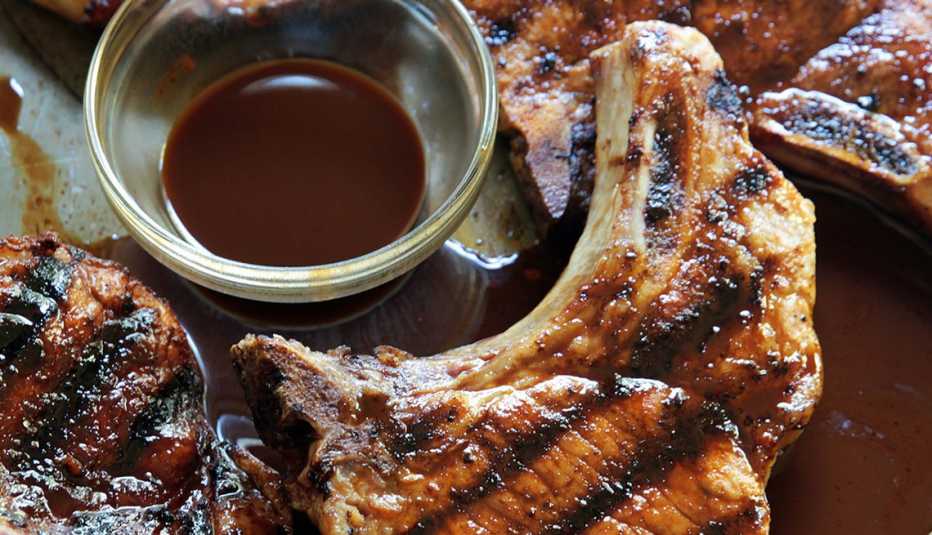 Trozo de cerdo con salsa de chocolate Trozo de cerdo con salsa de chocolate