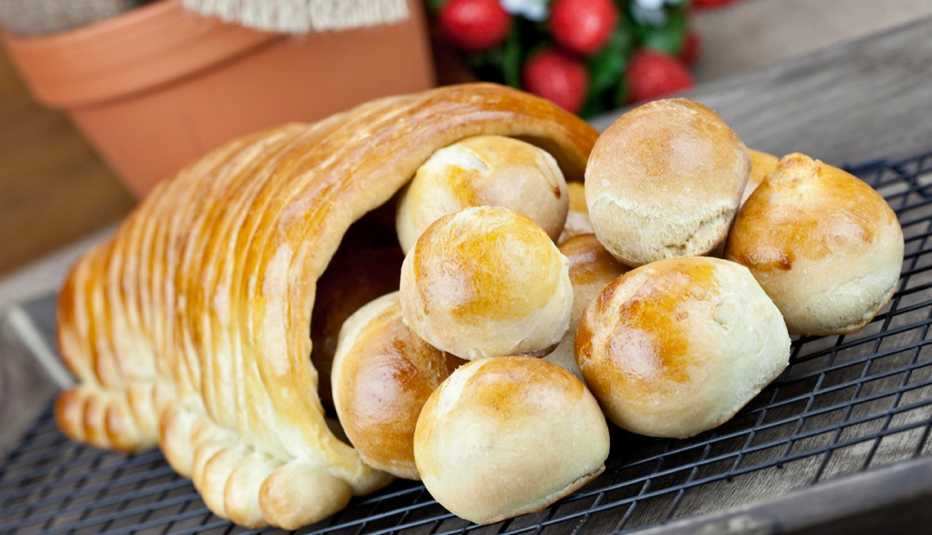 Cuerno de la abundancia relleno de panecillos 