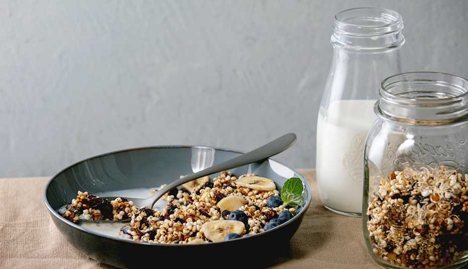 Granola con frutas y leche y yogur