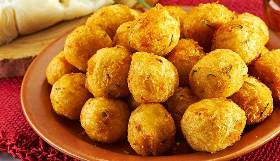 Croquetas de atún y papa servidas en un plato