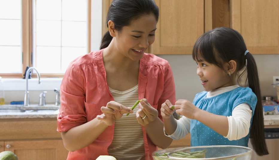Pavitos hechos con manzanas - Mamá e hija cocinan juntas