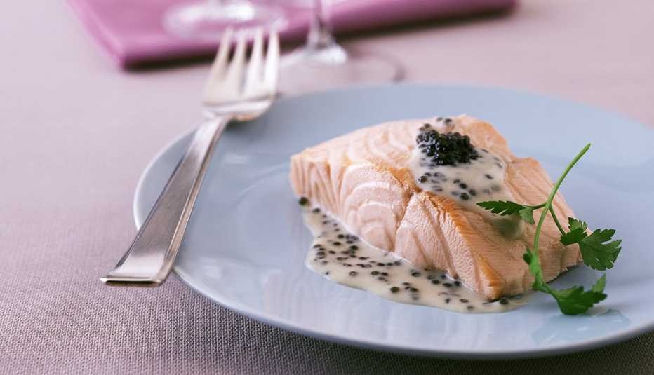 Filete de salmón servido en un plato