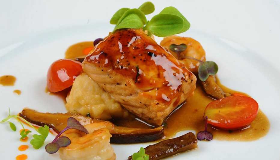 Salmón glaseado con camarones, hongos shiitake y tomatitos Salmón glaseado con camarones, hongos shiitake y tomatitos