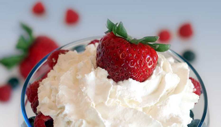 Tartas de coco con bayas y crema Tartas de coco con bayas y crema