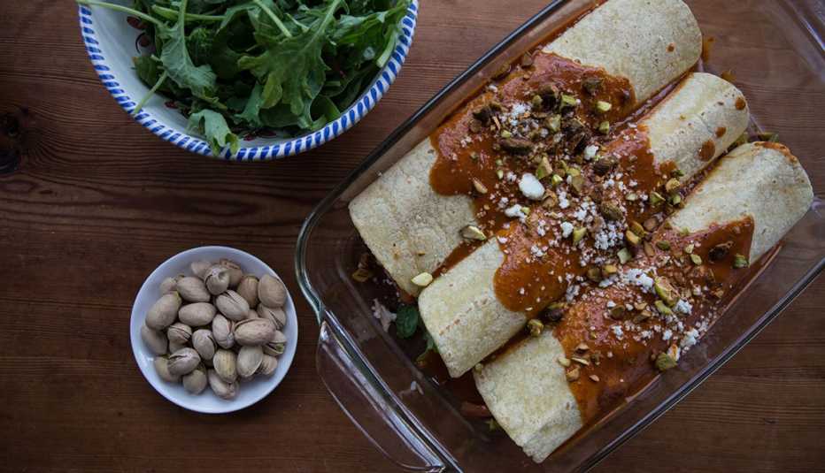 Enmoladas de pollo con pistachos Enmoladas de pollo con pistachos