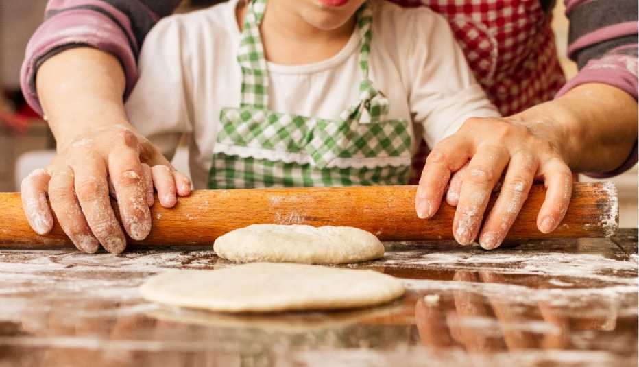 Una abuela prepara una masa junto a su nieta
