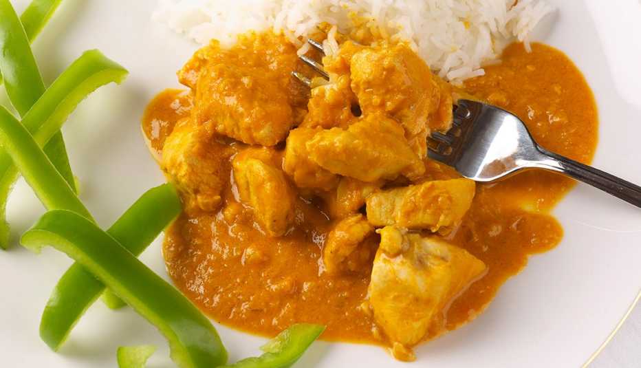 Pollo desmenuzado en salsa de cacahuate Pollo desmenuzado en salsa de cacahuate