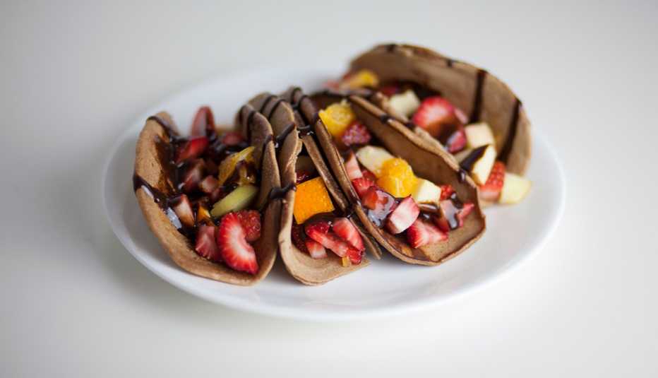 Tacos de fruta con tortillas de chocolate Tacos de fruta con tortillas de chocolate