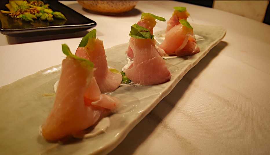 Tiradito de hamachi con gel de limoncillo Tiradito de hamachi con gel de limoncillo