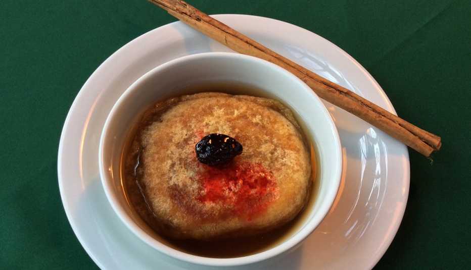 Torrejas, una receta de la chef Celia Recinos Plato con postre